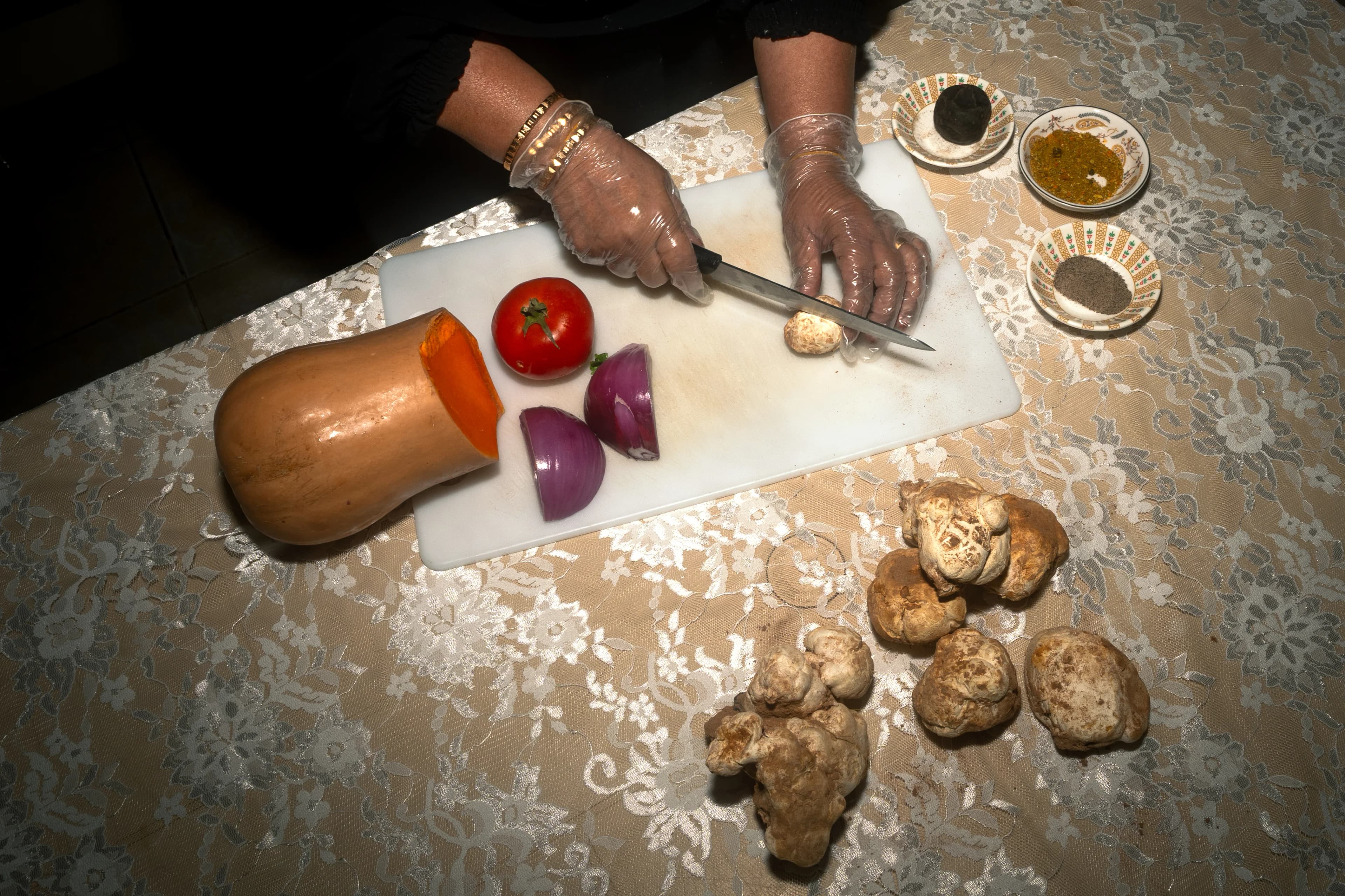 طبق طعام بسيط على طاولة مطعم