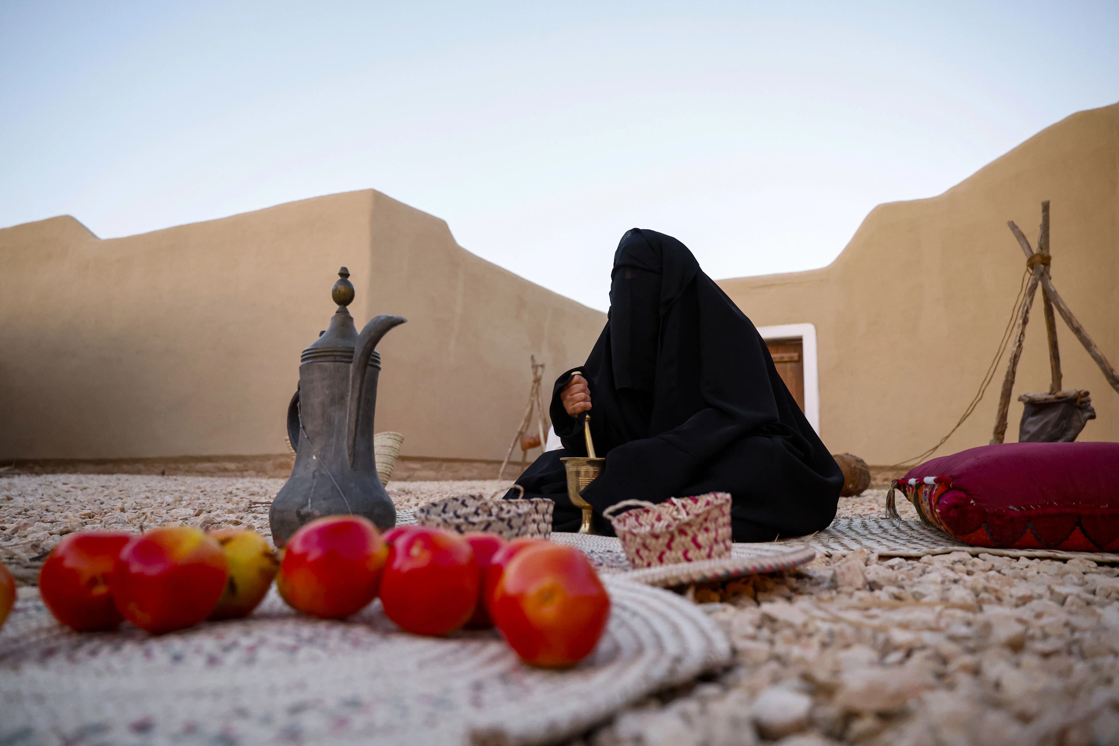 أرفف مأكولات جاهزة في سوبّرماركت